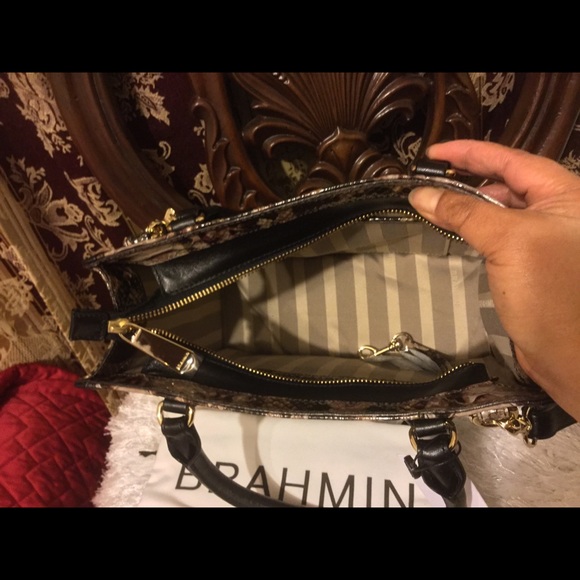 Brahmin bag 2 way SOLD TO TRADESY - Picture 4 of 8